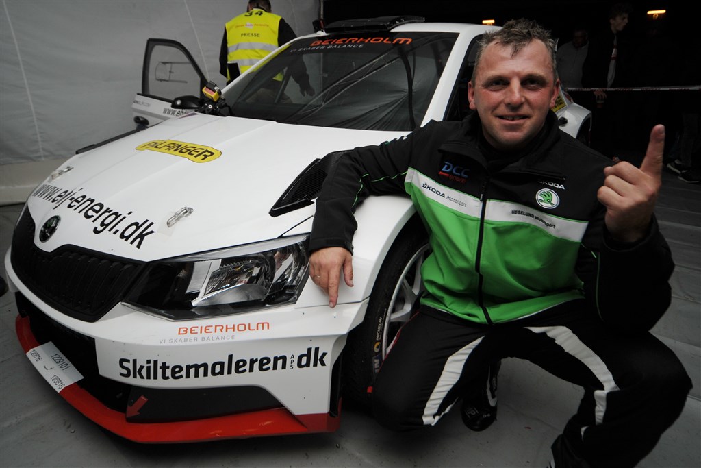 Nummer et - en svedig Esben Hegelund var glad for sejren ved rallysprintet i Fårvang
(Foto: Hegelund Motorsport)